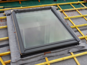 Étanchéité de cheminée et Velux sur une toiture plate
